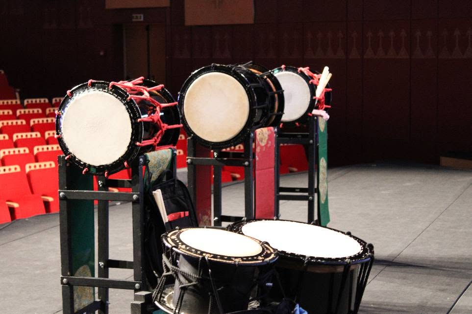 Tambours Taiko installés sur la scène de la Cité de la Culture